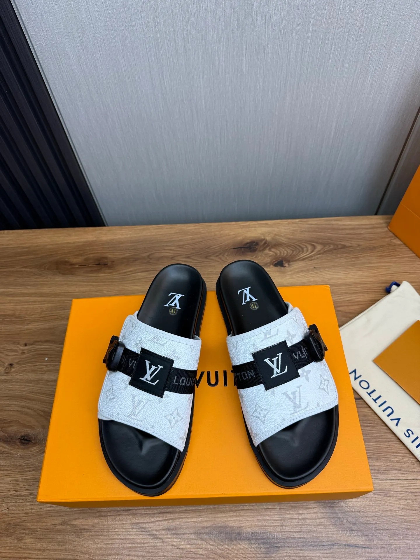 Men's shoes 💰320💰 Lv. hot selling men's slippers 🔥 🩴Official website one to one production 38-45 sizes 45 46 🉑️Customized!